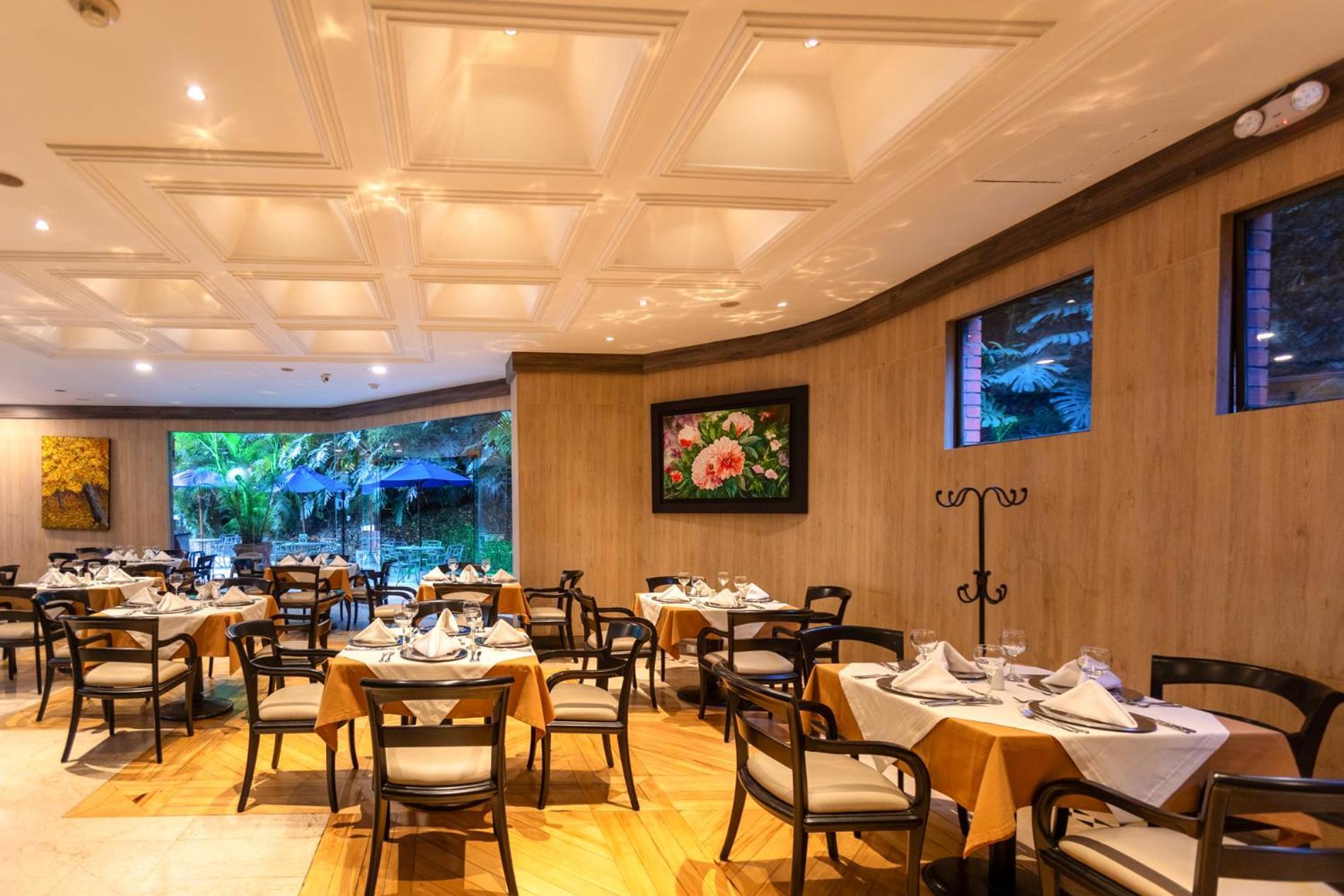 麦德林-贝尔福-达恩卡尔顿酒店 外观 照片 Restaurant