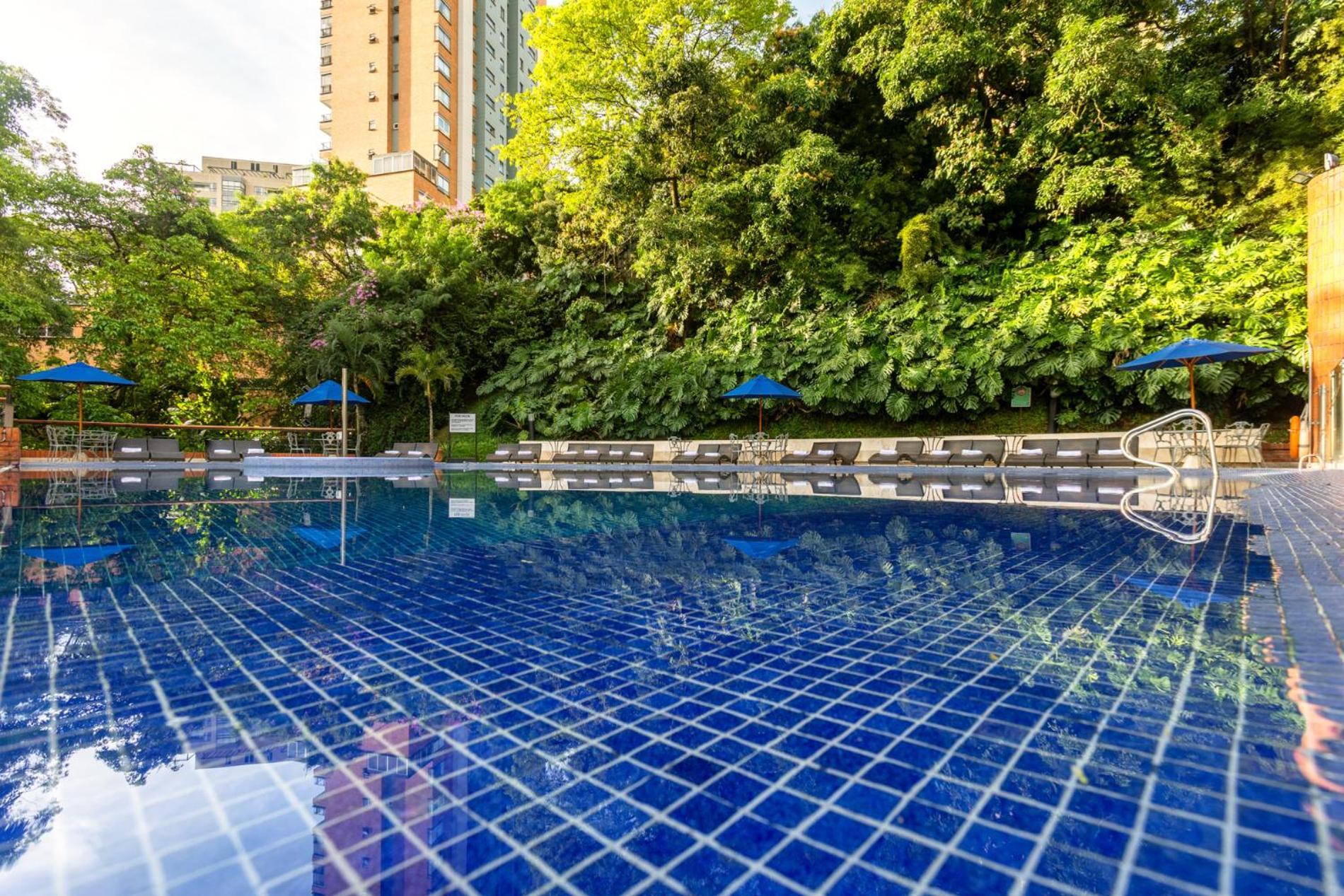 麦德林-贝尔福-达恩卡尔顿酒店 外观 照片 Swimming pool